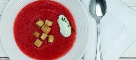 Sopa fria de tomate com quenelles de ricota