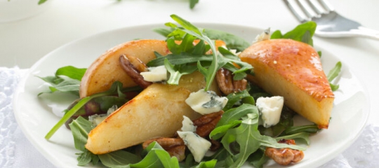 Salada de folhas verdes com peras e molho de ricota