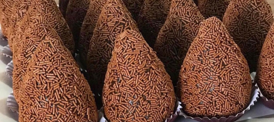 BRIGADEIRO EM FORMATO DE COXINHA